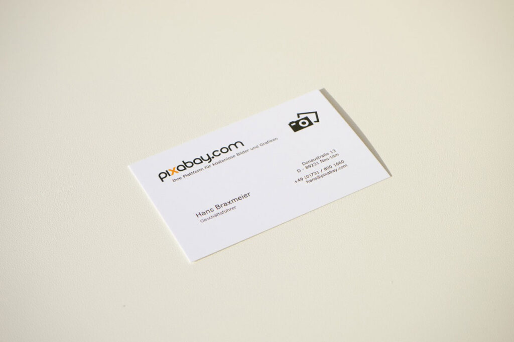 imagen de una tarjeta con el logotipo